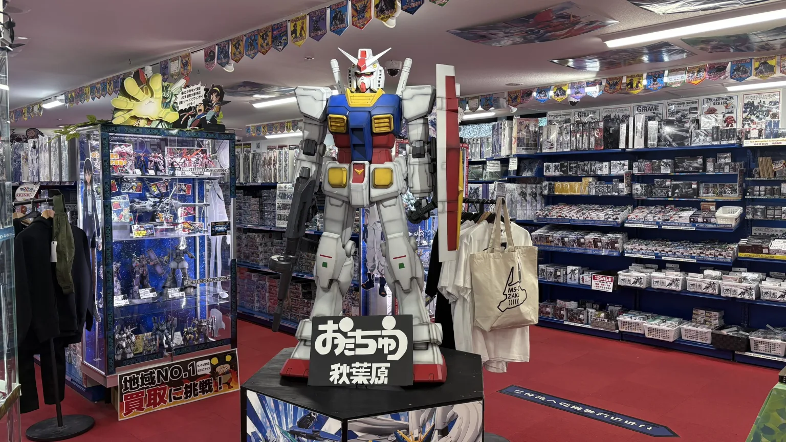 高达模型专卖店:欧塔丘秋叶原4号店内丰富实景,拥有超过7,000件高达相关商品